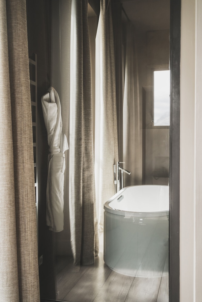 Suite Signature Sainte-Victoire, free spa access photo 3