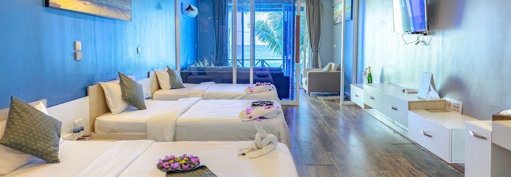 Superior Beach View Family Suite photo 1