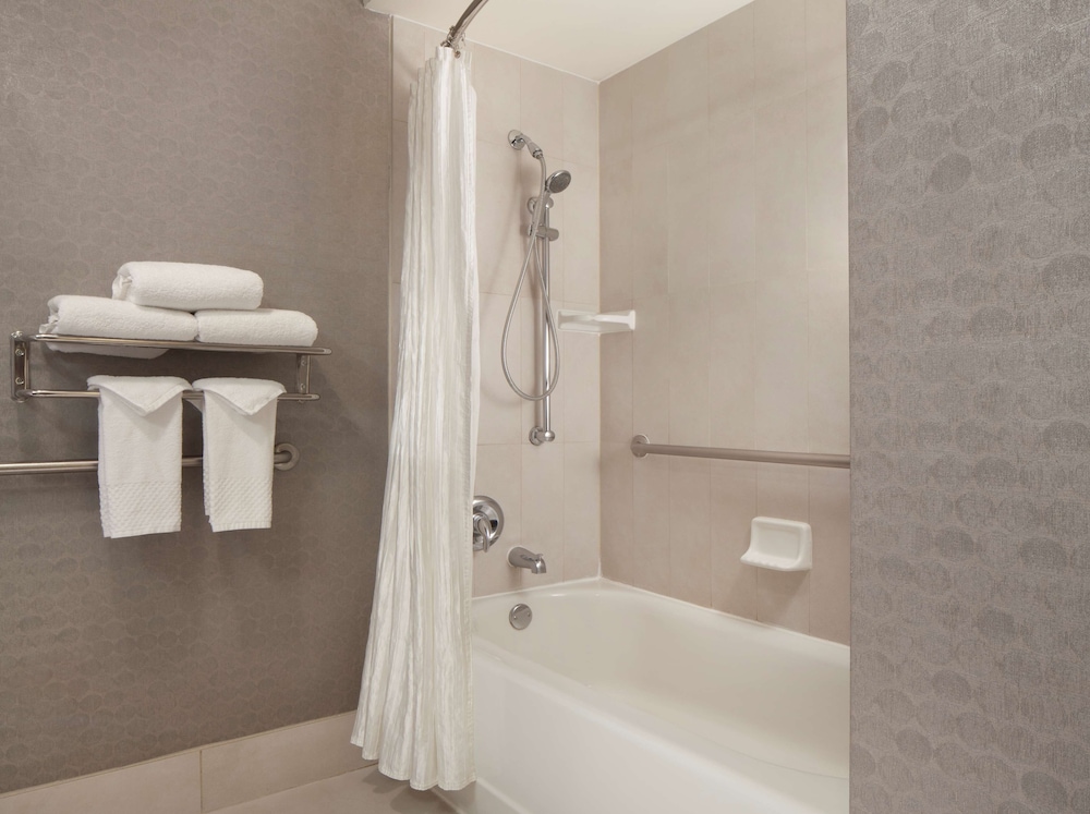 Deluxe Room, 2 Queen Beds, Accessible, Bathtub - Photo 5