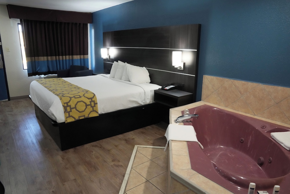 Deluxe Room, 1 King Bed, Non Smoking - Photo 5