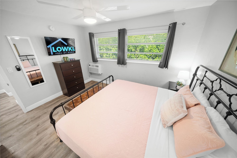 Superior 1-Bedroom King w/ Kitchen & Sofa Bed, photo 6