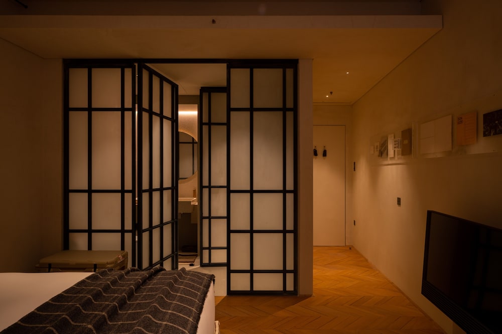 Available room thumbnail 5