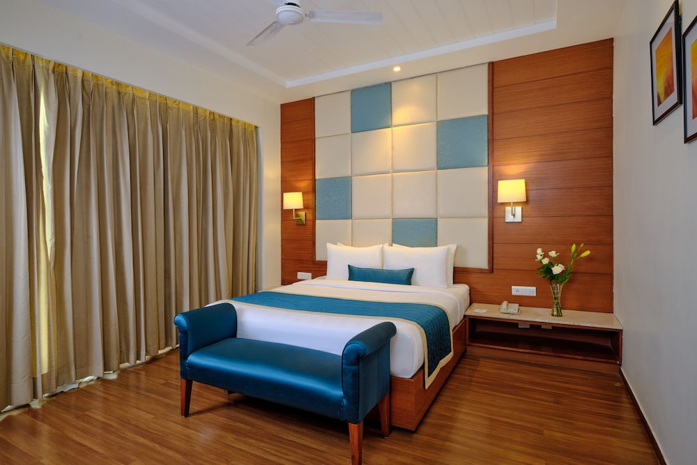 Executive Suite, 1 King Bed, Non Smoking (Separate Living Room;with Sofabed)