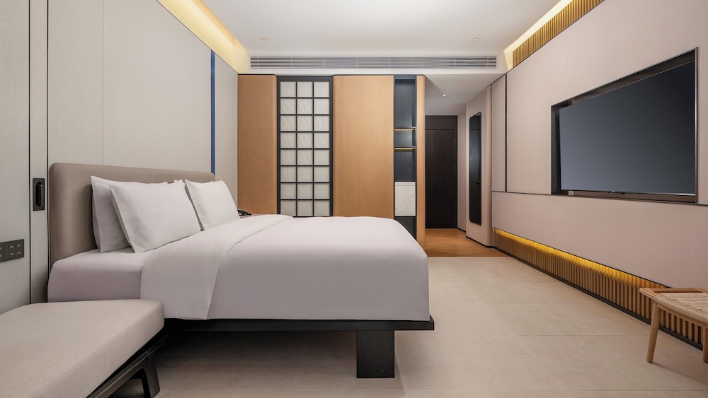 1 King Standard Extra Floor Space
