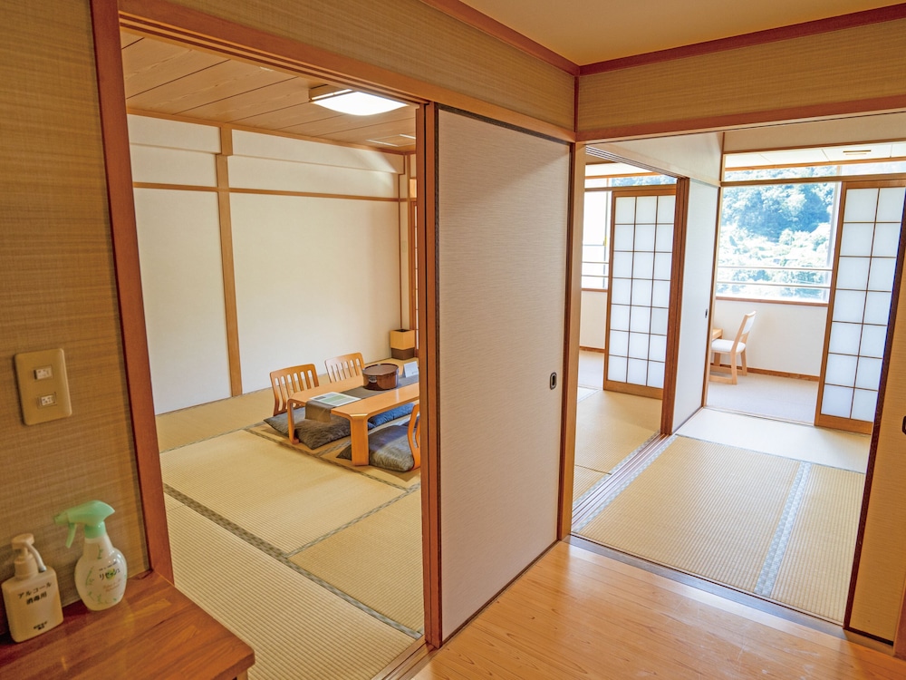 Japanese Style Room for 6 Guests with Shared Bathroom - Photo 7