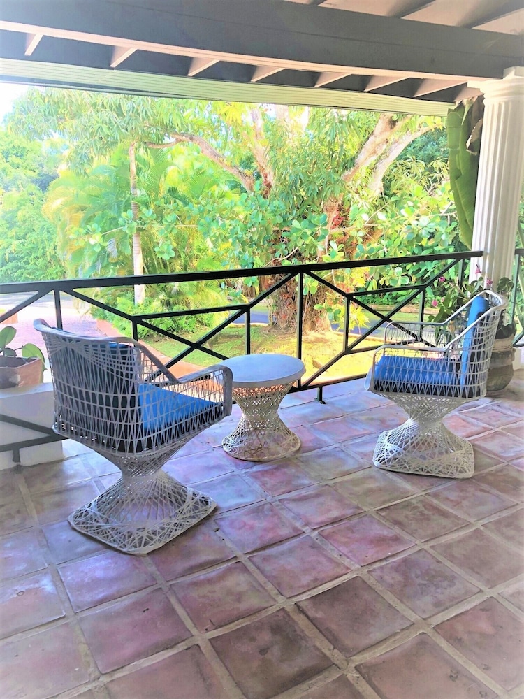 Deluxe Room, 1 Queen Bed, Balcony, Courtyard View photo 3