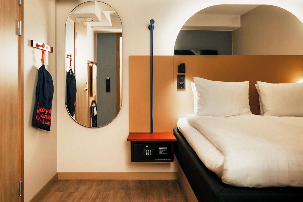 Room, No Windows (Queen) photo 1