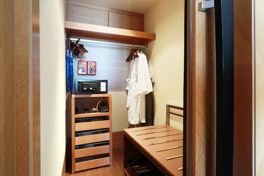 Deluxe VIP Seaview Suite - Photo 2