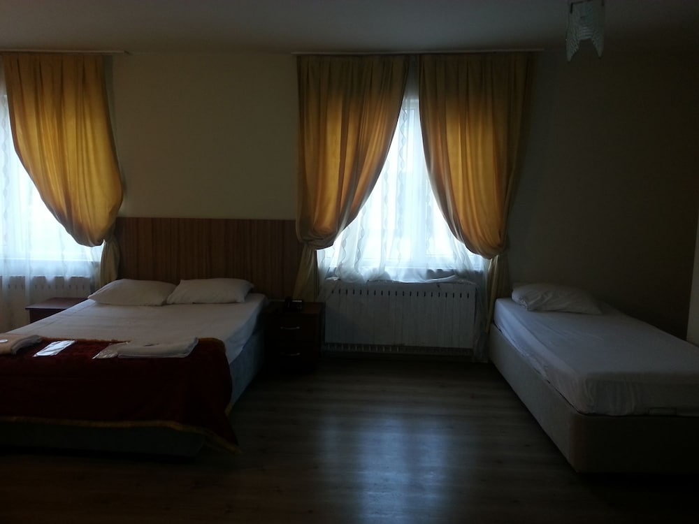 Economy Triple Room photo 3