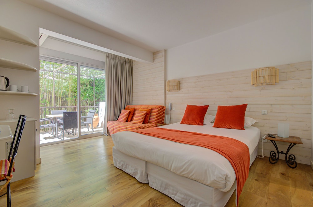 Privilege Double Room With Sofa (2 Adults + 2 Children) photo 3