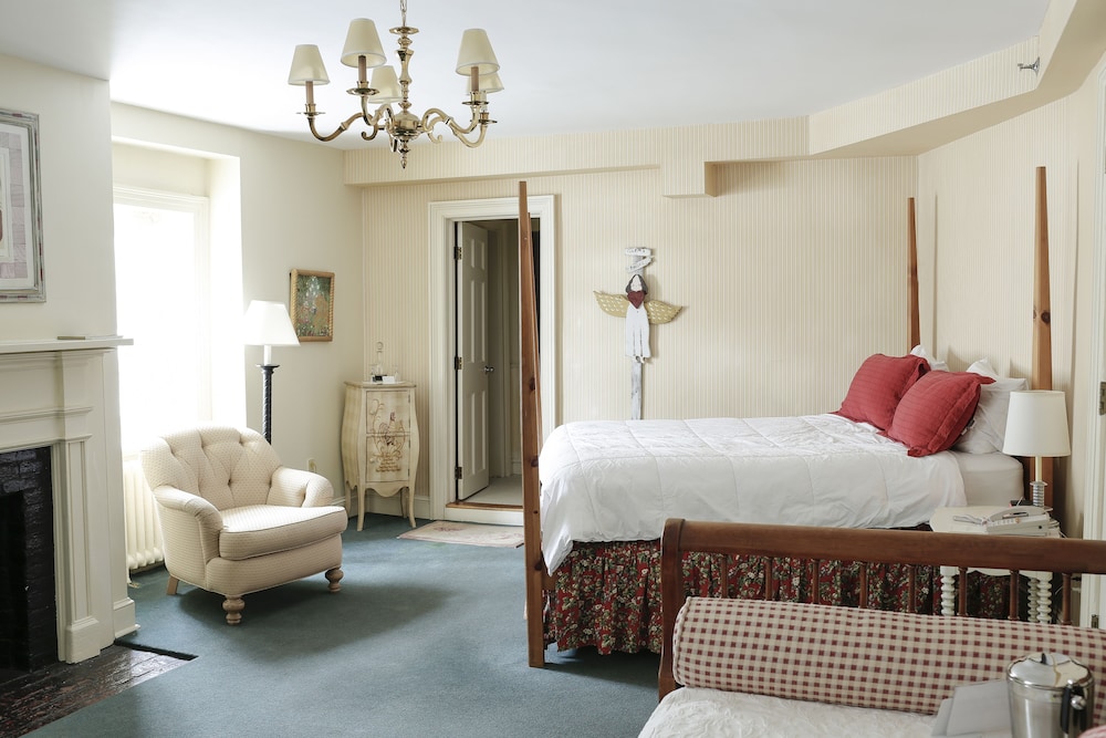 Inn Queen with Daybed