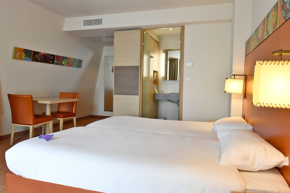 Standard Room, Multiple Beds - Photo 3