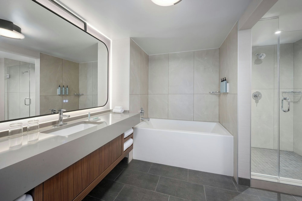 Suite, 1 Bedroom - Photo 3