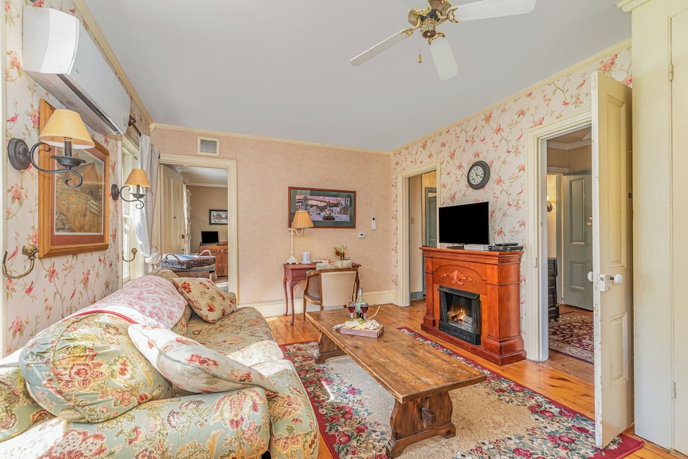 Room, Private Bathroom (Grey Mare's Quarters) photo 3