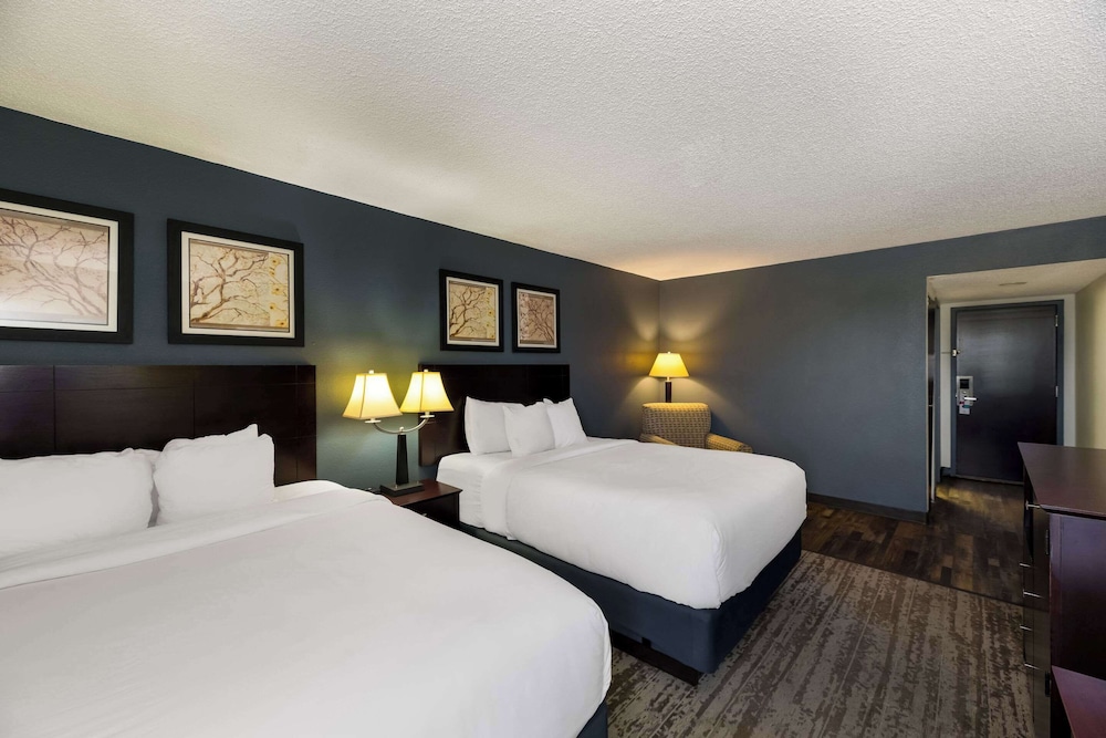 Standard Room, 2 Queen Beds, Non Smoking - Photo 4