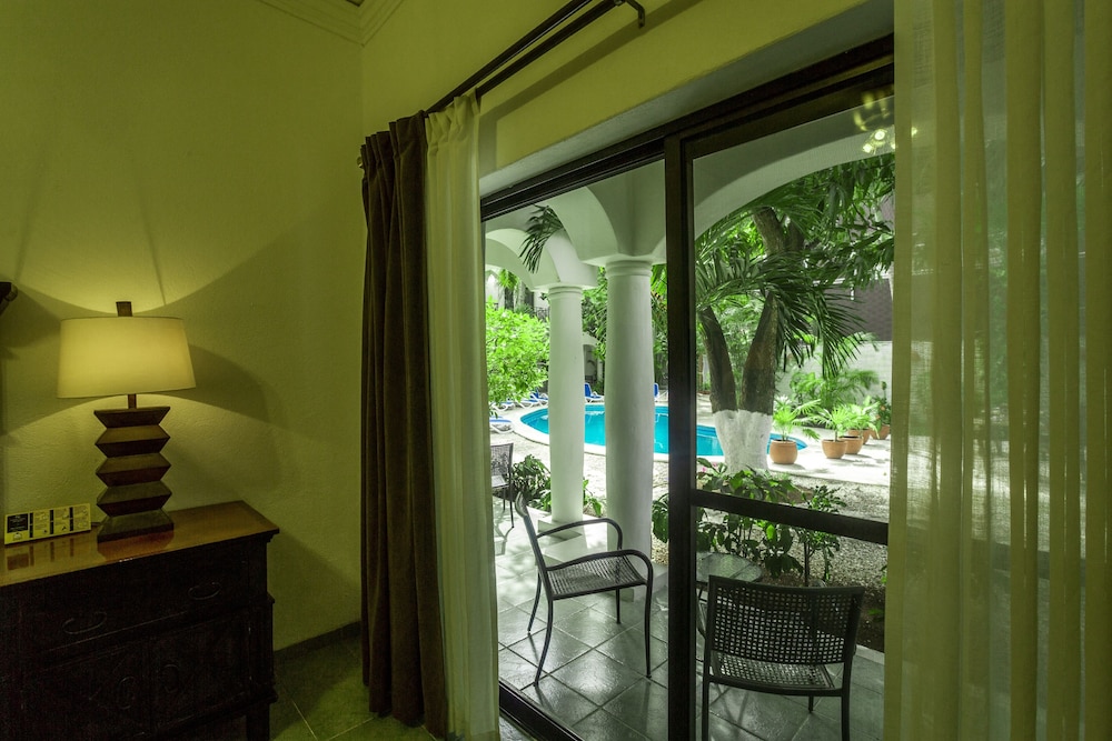 Room, Poolside - Photo 5