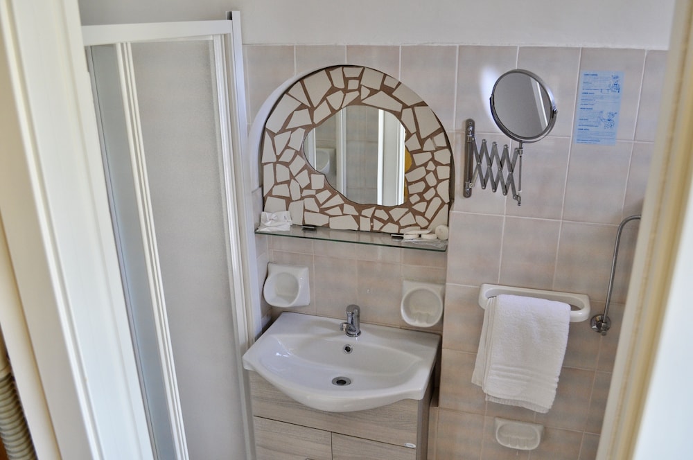 Quadruple Room - Photo 11