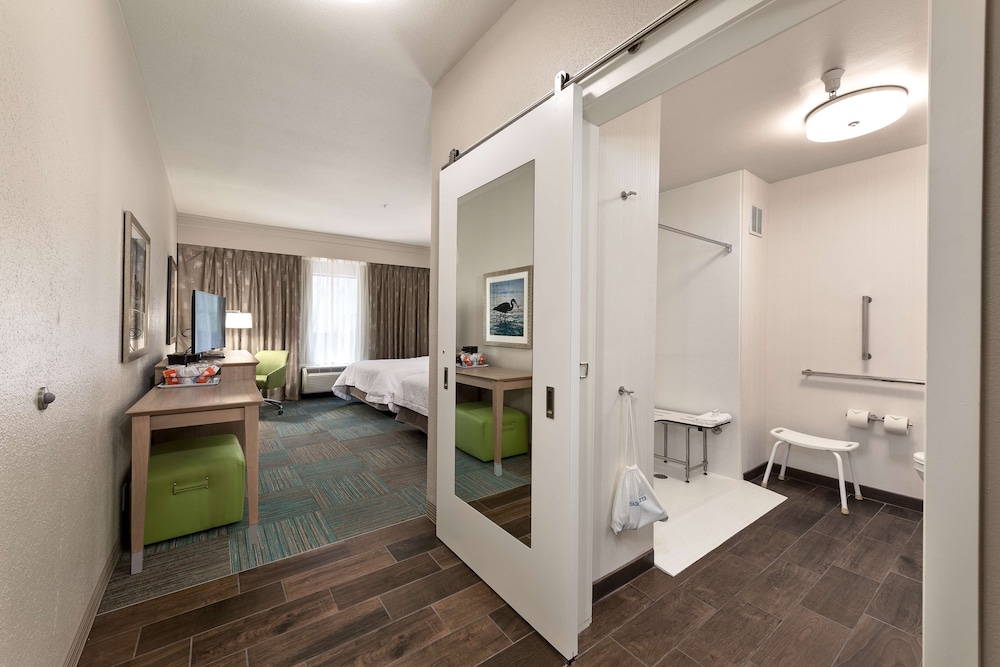 Room, 2 Double Beds, Accessible, Non Smoking (Mobility & Hearing, Roll-in Shower) photo 3