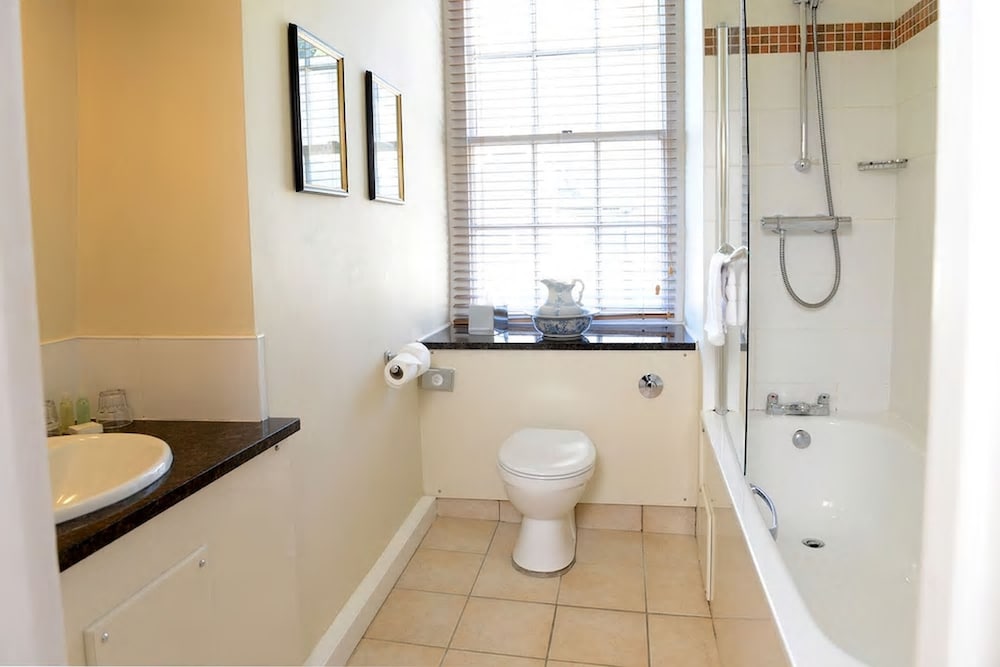 Standard Room, Multiple Beds, Non Smoking - Photo 8