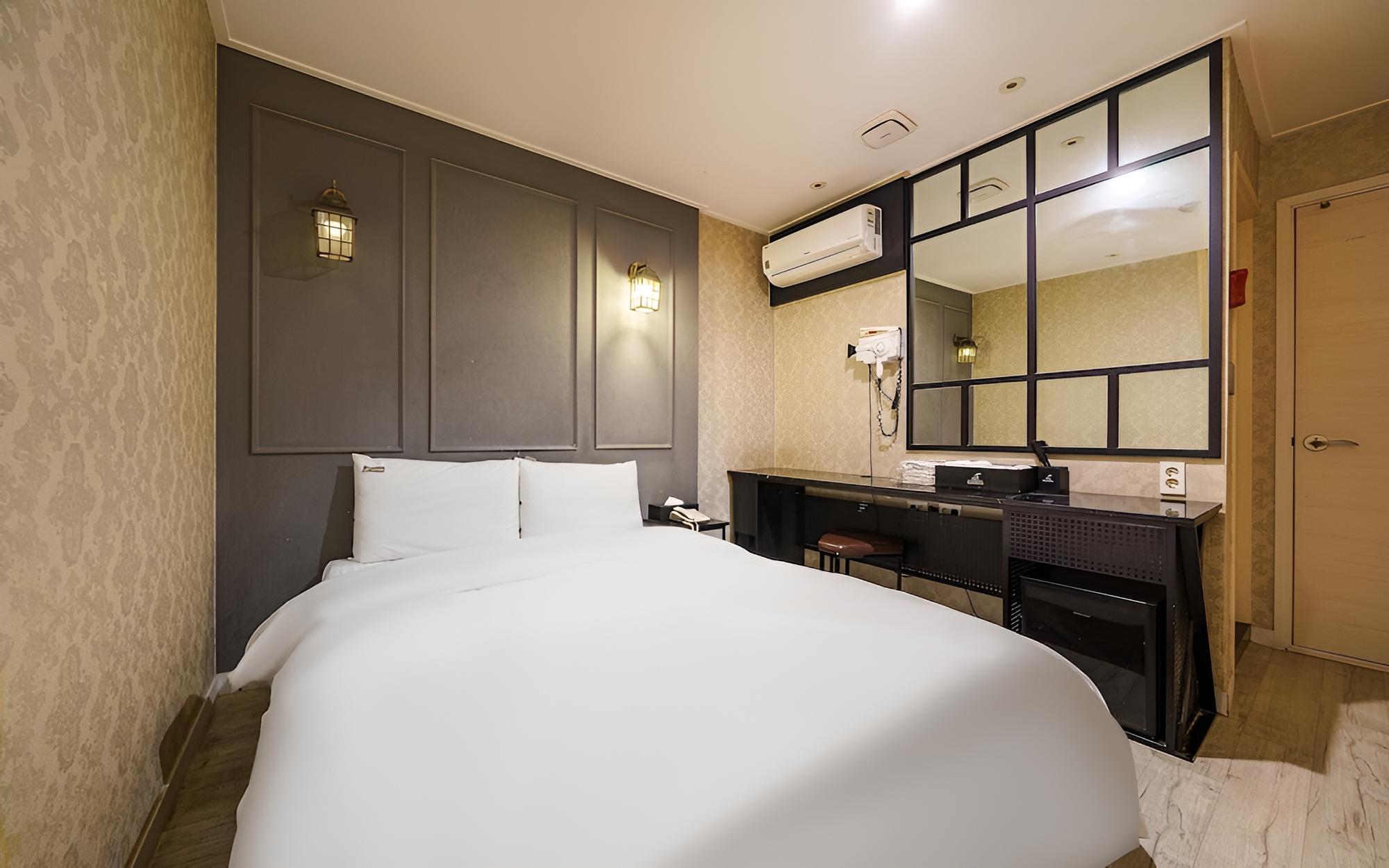 Room (Standard) - Photo 8