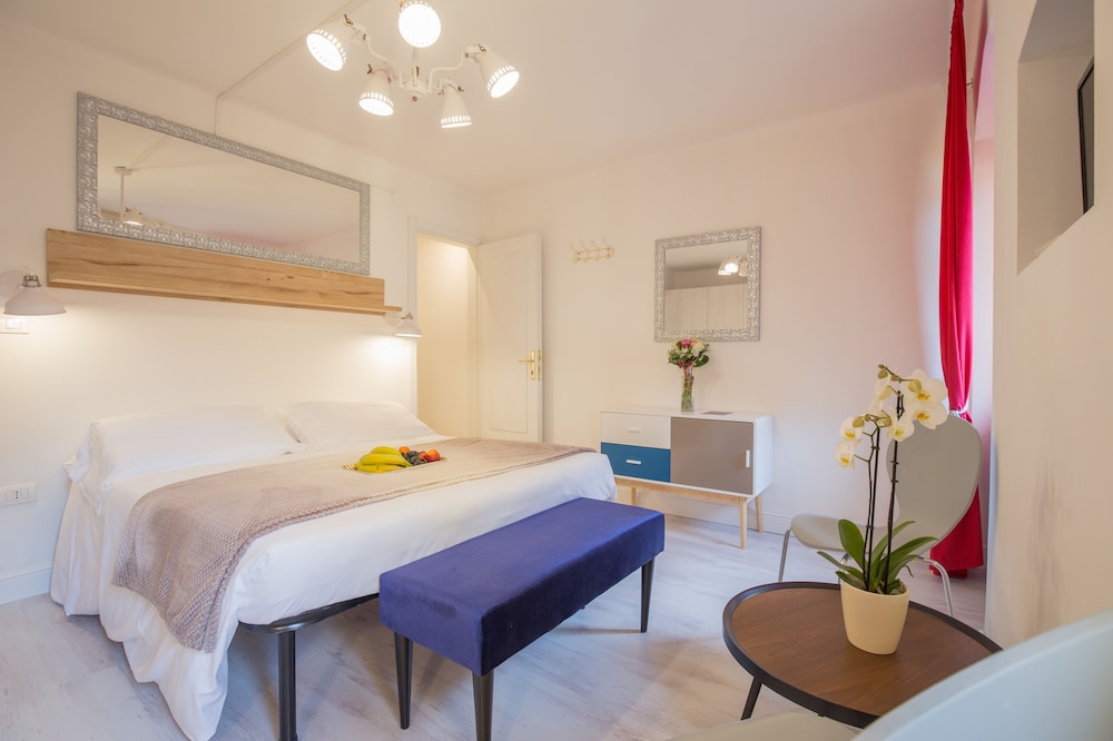 Deluxe Double Room, 1 King Bed, Ensuite photo 3
