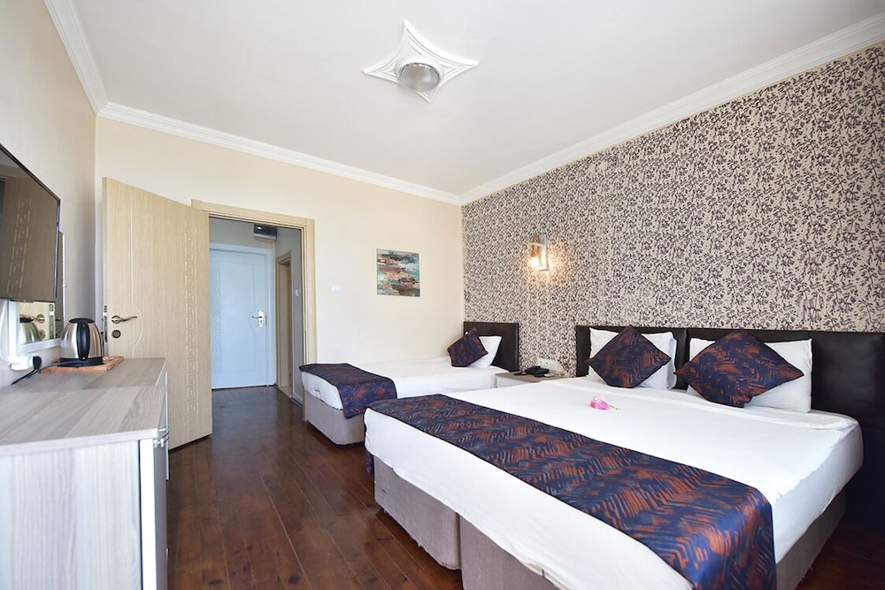 Classic Room, Multiple Beds, Non Smoking photo 2