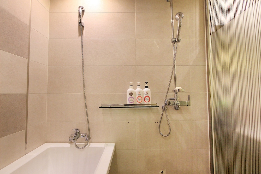 Business Twin Room - Styler in room, Smoking/Non smoking will be assigned upon check-in photo 2