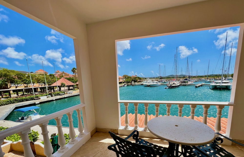 Marina Front Room (2 Queen Beds)