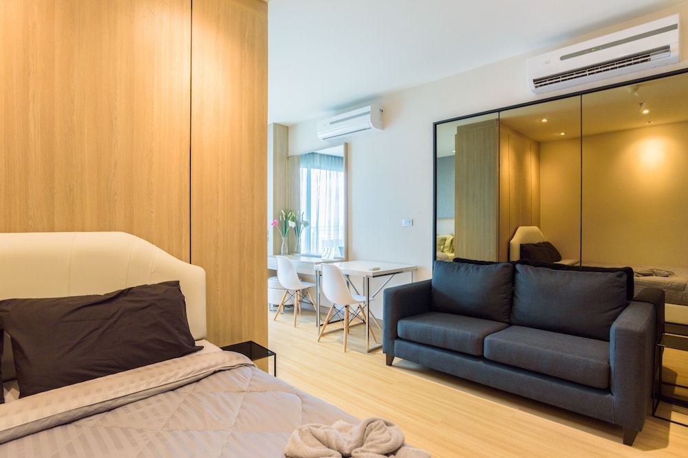 Family Double Room, Multiple Beds, Balcony, City View photo 2