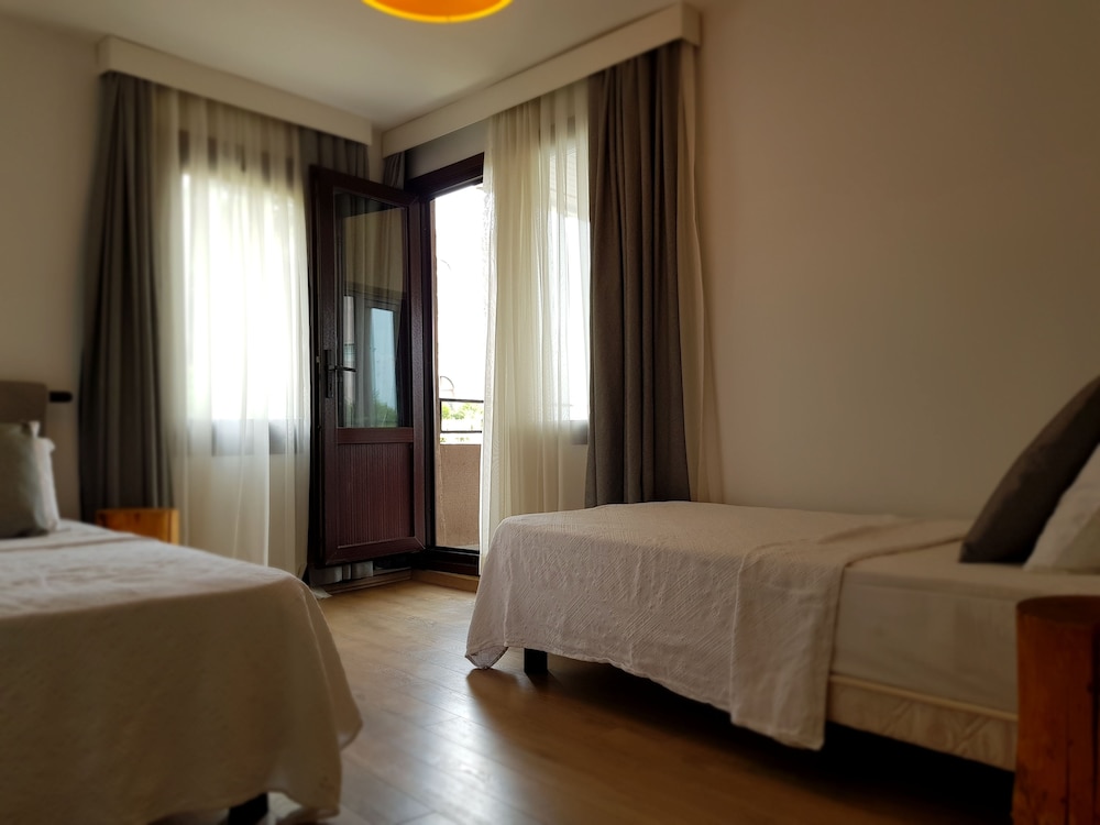 Family Suite, 2 Bedrooms, Partial Sea View photo 3
