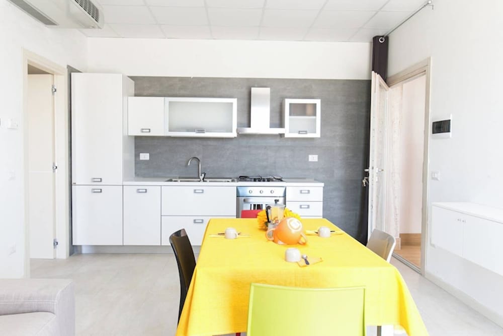 Deluxe Suite, Kitchen, Garden View