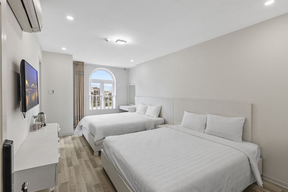 Family Room, 2 Double Beds, City View