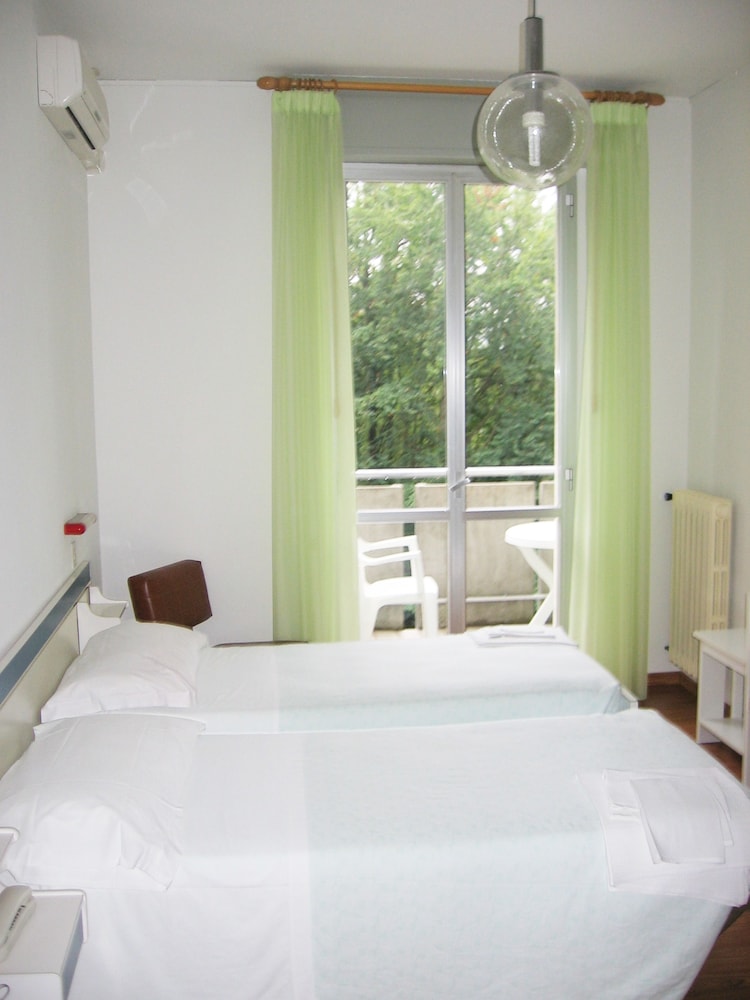 Standard Room, 2 Twin Beds photo 2