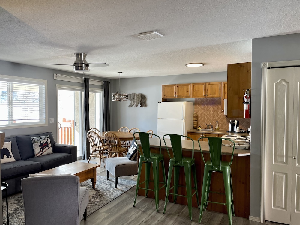 Condo, 2 Bedrooms (No Pets) photo 3