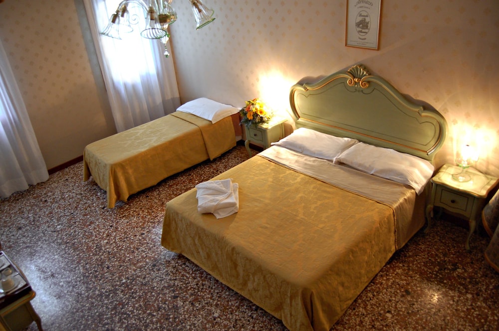Room (5 pax) photo 1
