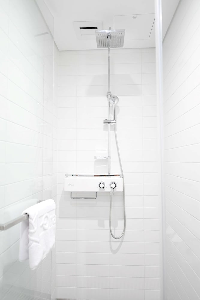 Standard Room, 1 Queen Bed, Non Smoking (Shower Only;Mini Fridge) - Photo 4