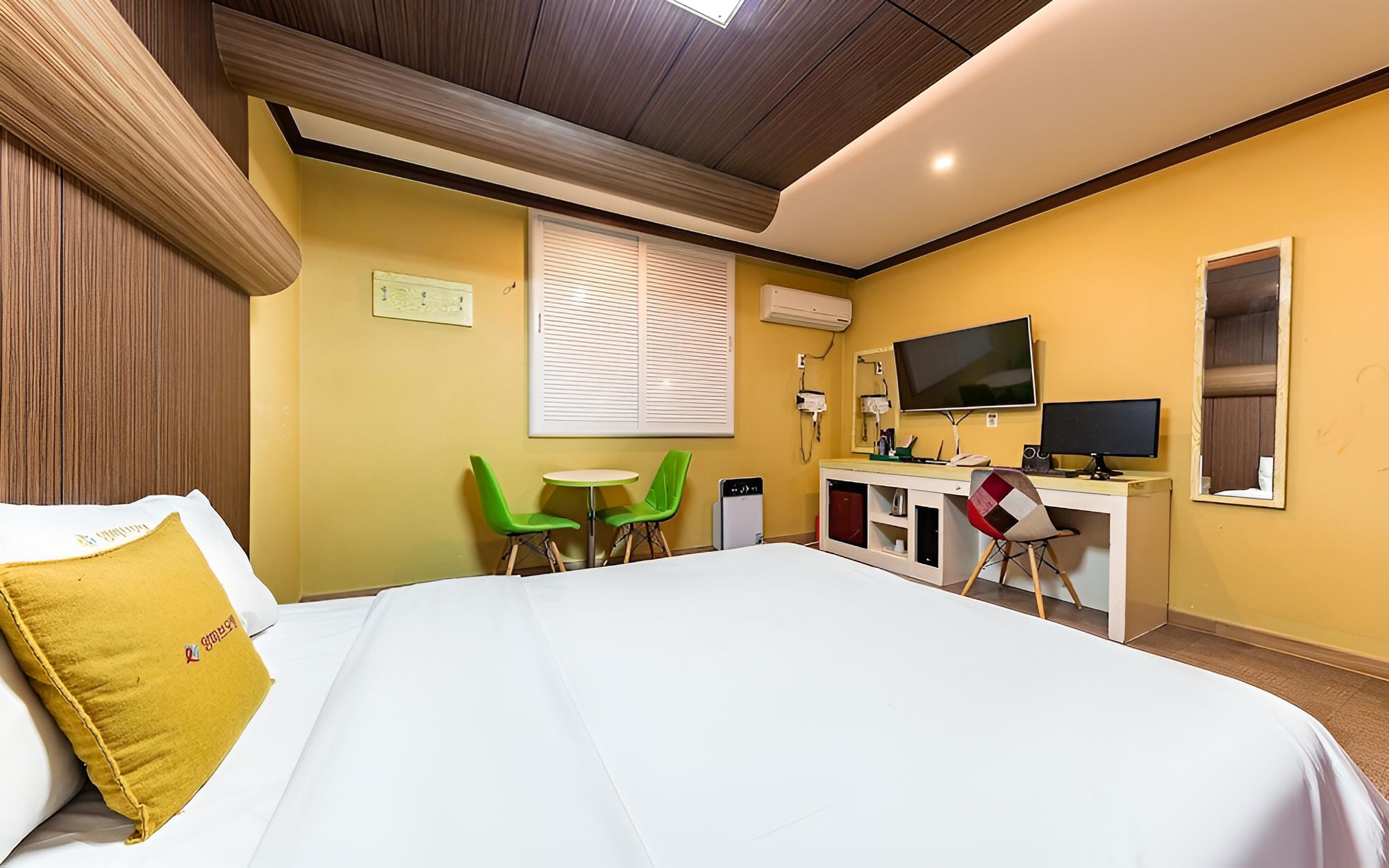 Room (Standard Room - Air Purifier (Netflix) - Photo 10