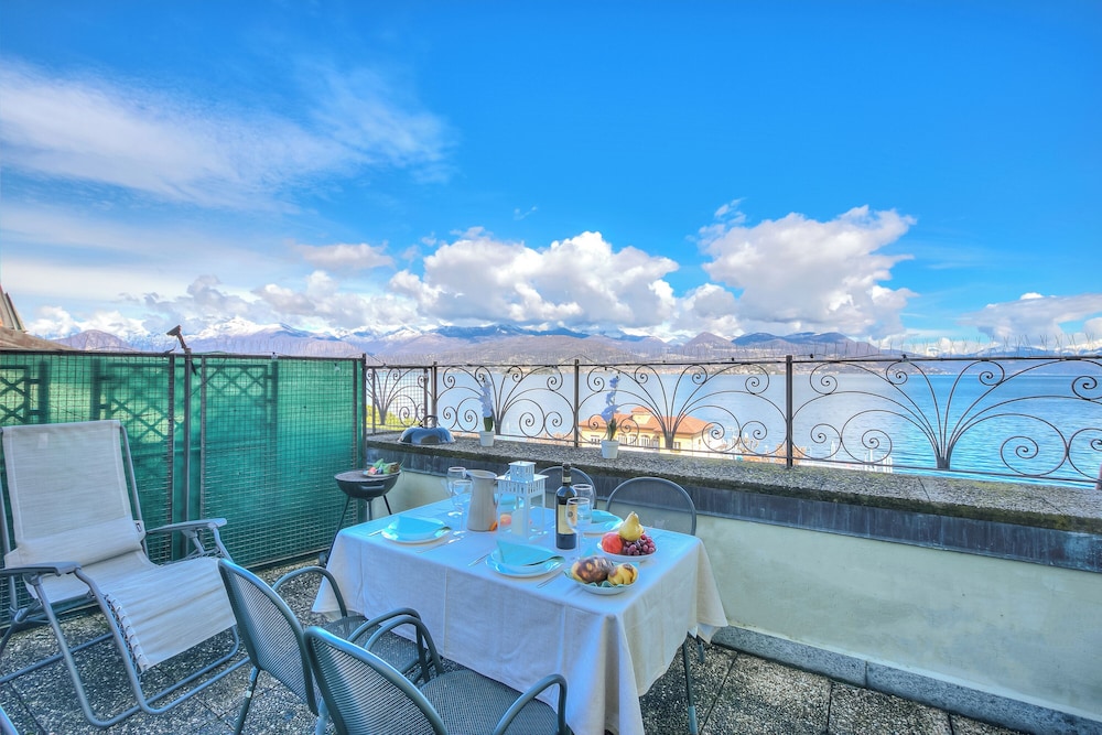 Family Penthouse, Multiple Bedrooms, Beachside (Rooftop On Stresa Lake View)