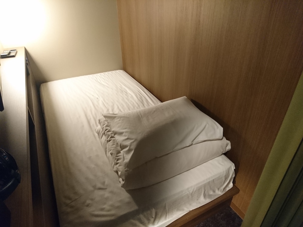 Basic Single Room, Men only