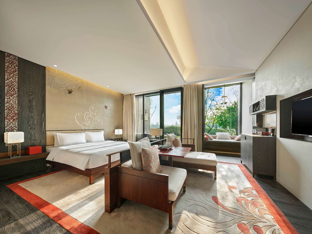 Deluxe Room, 1 King Bed, Business Lounge Access, Garden View (Executive)