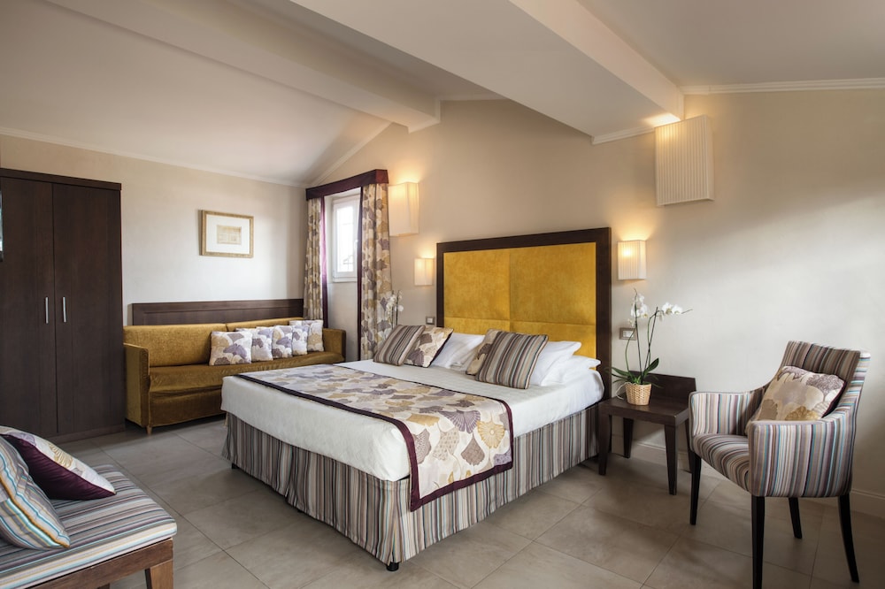Deluxe Double Room with city view, Staircase Only photo 1