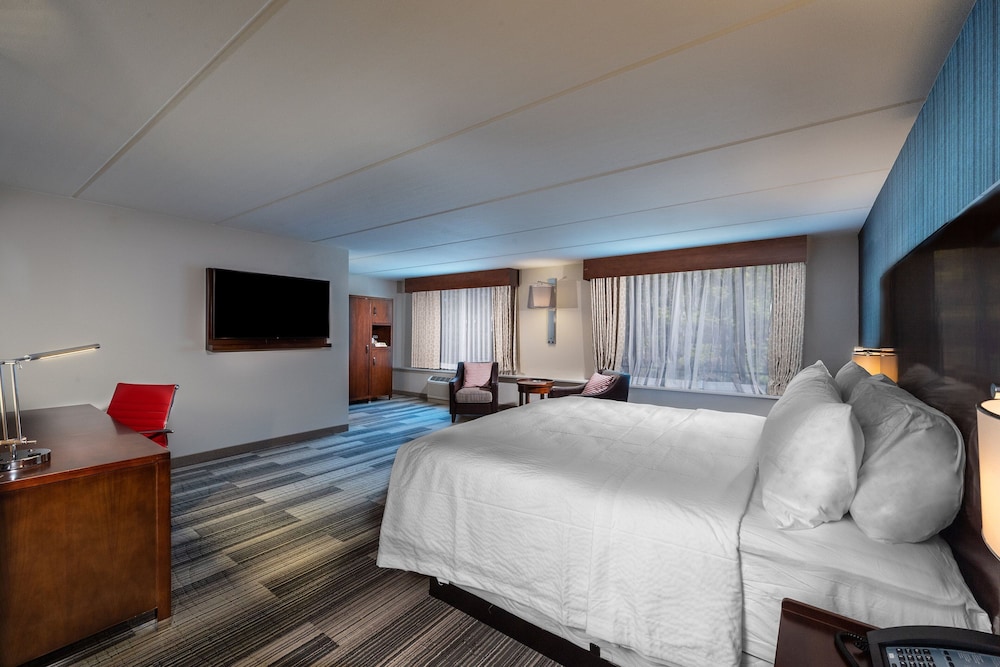 Junior Suite, 1 King Bed, Corner - Photo 1