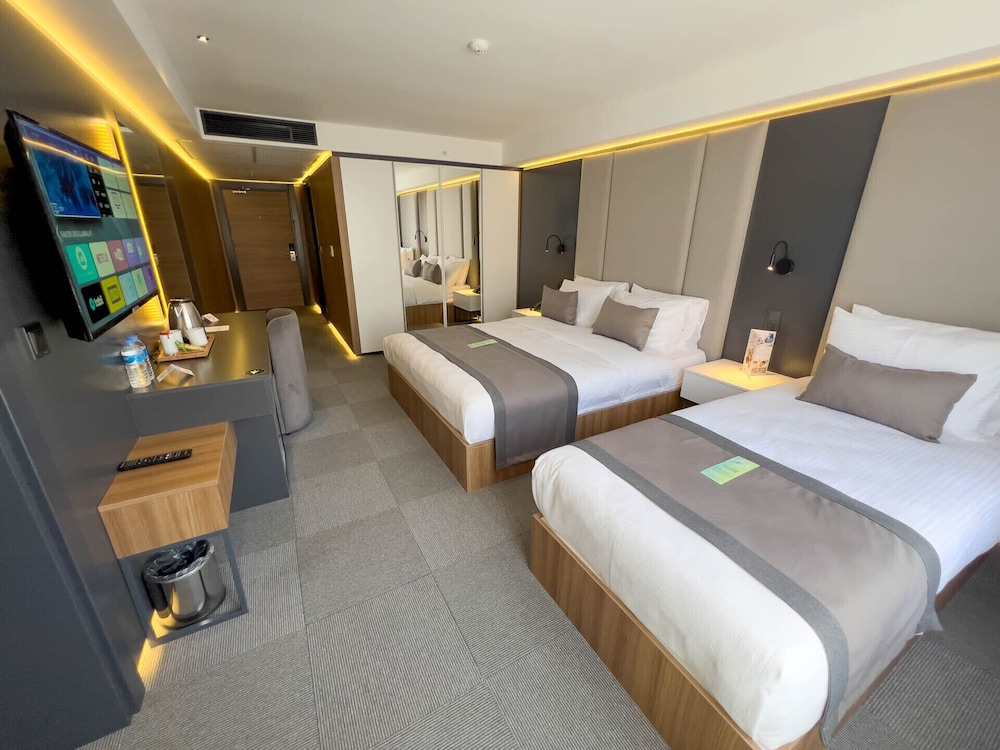 Royal Room, 2 Bedrooms, City View - Photo 9