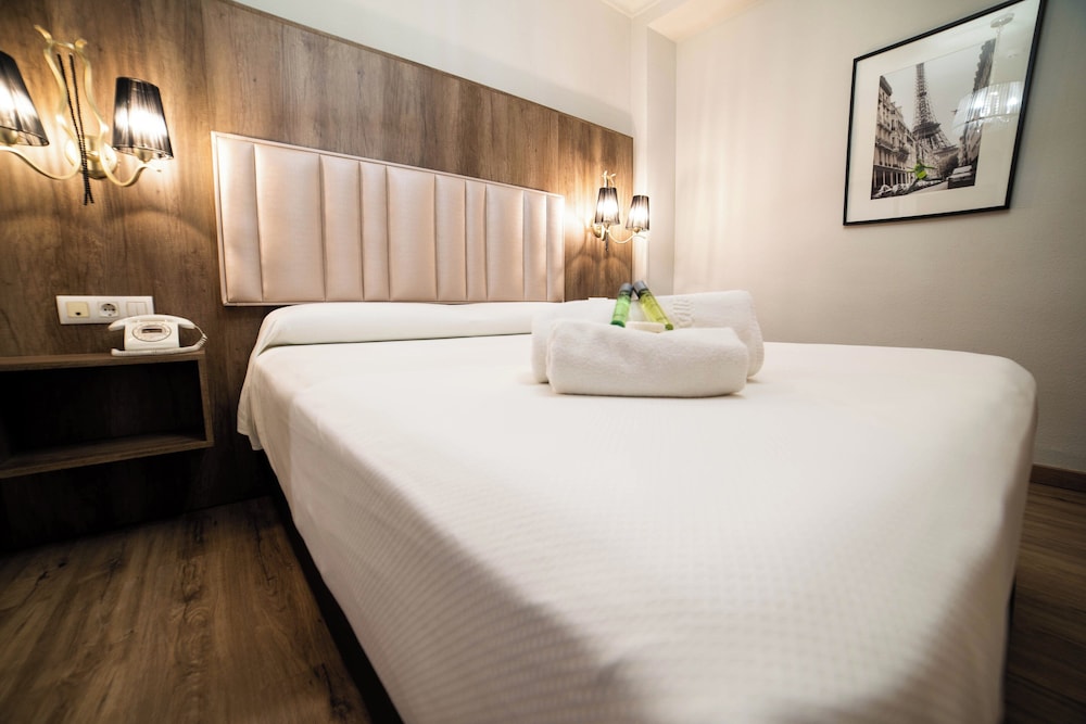 Standard Twin Room - Photo 11