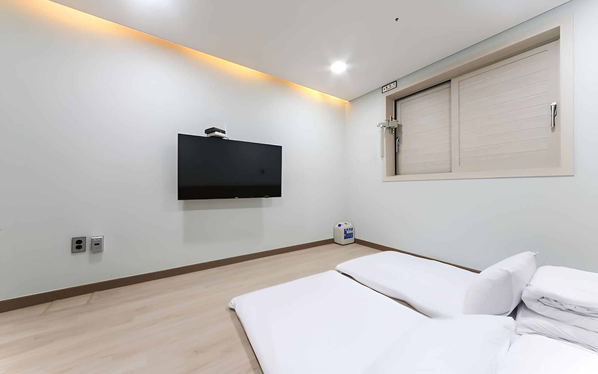 Room (Ondol (for 2 people / 20000 won for e) photo 3
