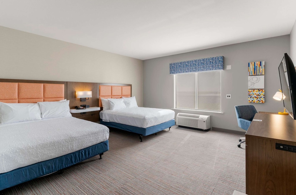 Room, 2 Queen Beds, Refrigerator & Microwave - Photo 3