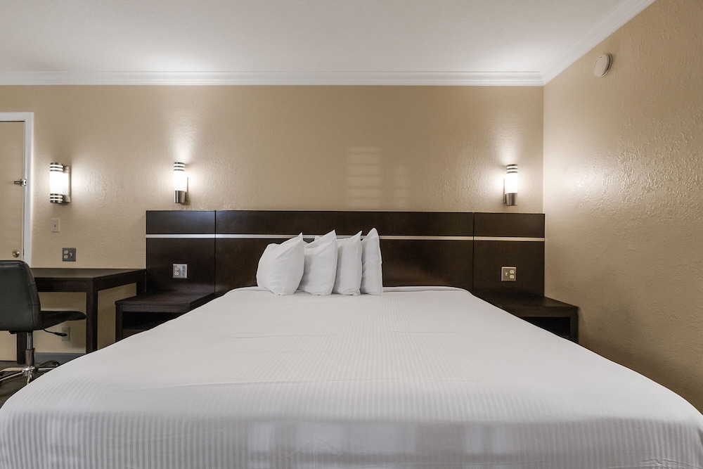 Studio Suite, 1 King Bed, Non Smoking, Balcony photo 1