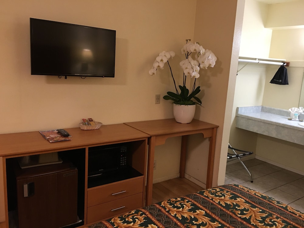 Standard Room, 1 Queen Bed, Non-Smoking, Street View (Includes 1 Parking Space) photo 1