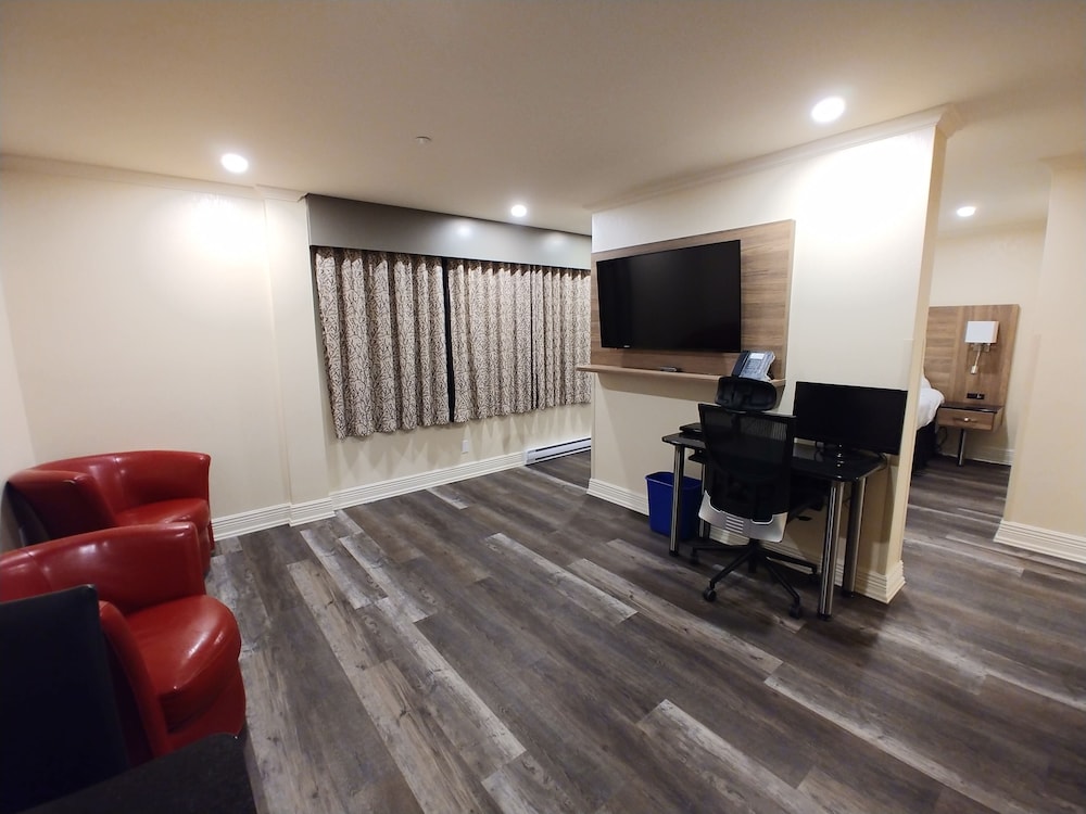 Suite, 1 King Bed - Photo 4