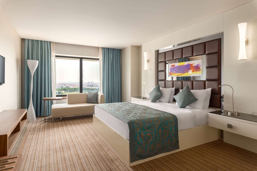 Deluxe Room, 1 King Bed, Non Smoking, Balcony photo 3
